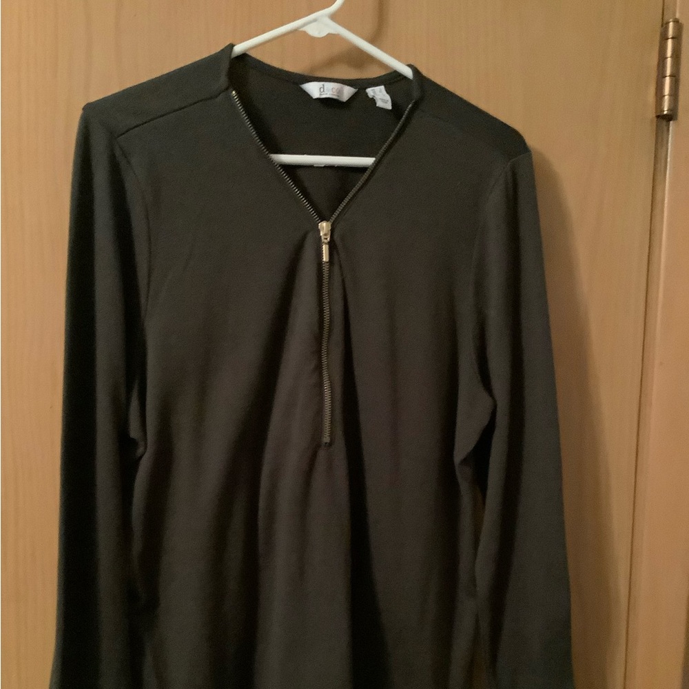 Womens long sleeved tee with front zipper by D& Co.  Size L